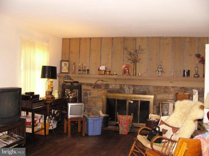 9608 Hall Road Potomac, MD 20854 - Photo 3 of 20 Family Room
