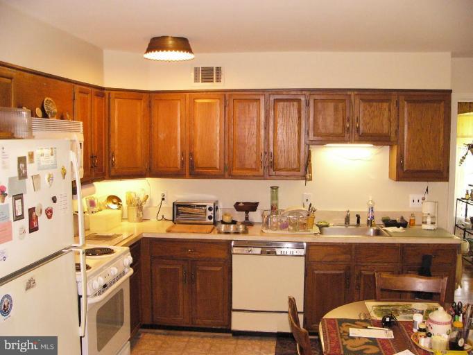 9608 Hall Road Potomac, MD 20854 - Photo 4 of 20 Kitchen