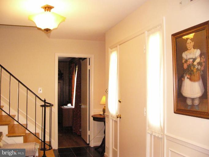 9608 Hall Road Potomac, MD 20854 - Photo 9 of 20 Entrance / Foyer