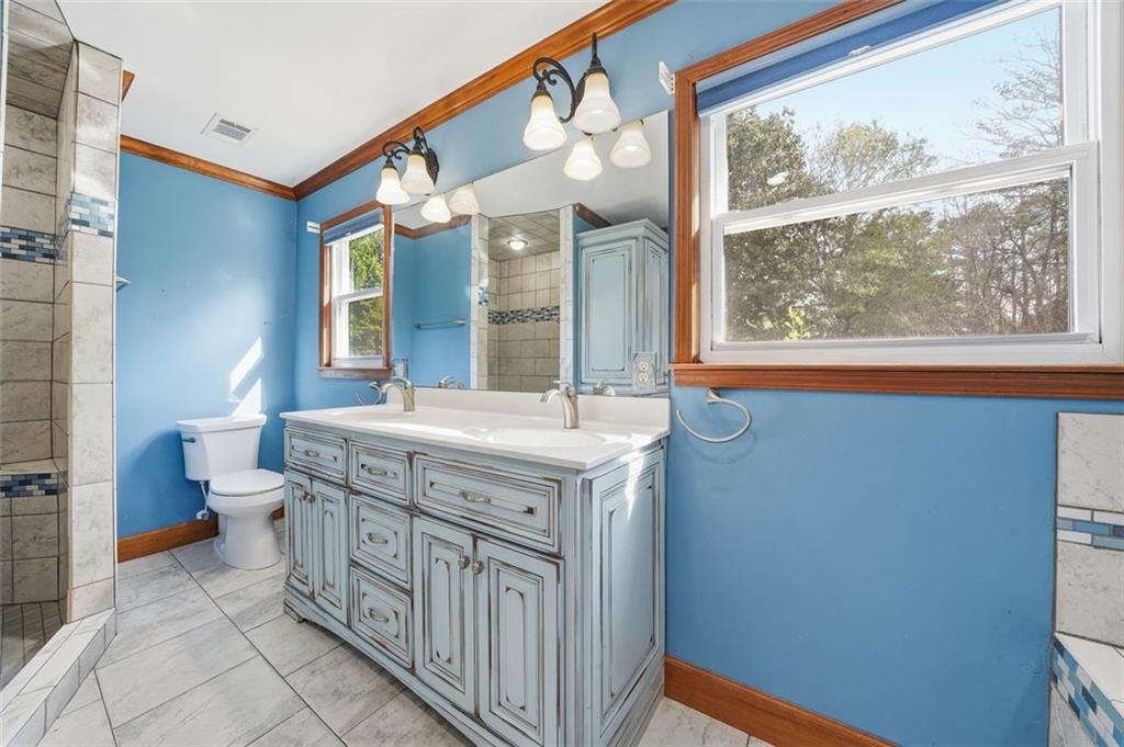 205 Hart Circle Dallas, GA 30132 - Photo 28 of 44 a bathroom with a sink a toilet a mirror and a tub