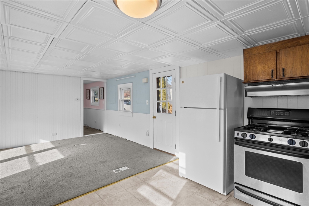 194 Lafayette Road, Unit 2E Salisbury, MA 01952 - Photo 4 of 23 a kitchen with a stove and a refrigerator