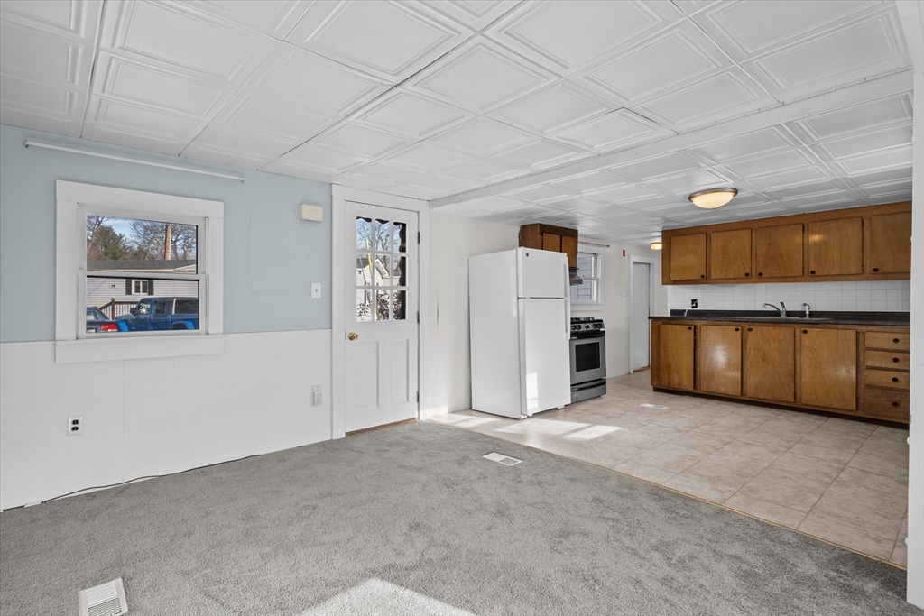 194 Lafayette Road, Unit 2E Salisbury, MA 01952 - Photo 5 of 23 a view of a livingroom with furniture and an empty room