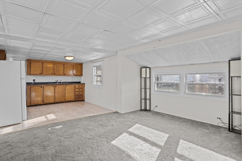 194 Lafayette Road, Unit 2E Salisbury, MA 01952 - Photo 8 of 23 an empty room with windows