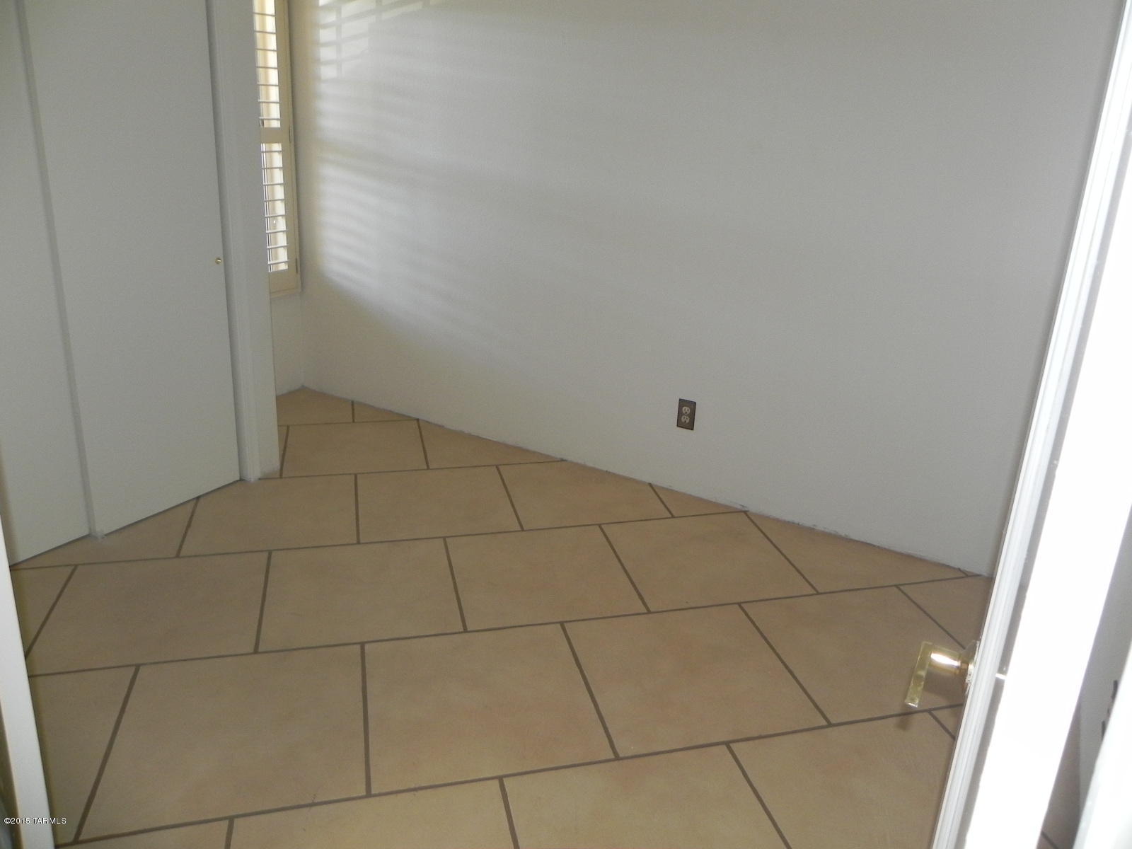3550 South Mission Road, Unit B Tucson, AZ 85713 - Photo 12 of 15 a view of an empty room and hallway