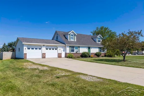 $249,900 | 508 Glenview Court, Pinconning, MI 48650