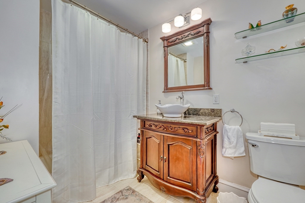 28-32 Atlantic Avenue, Unit 424 Boston, MA 02110 - Photo 21 of 38 a utility room with dryer and washer