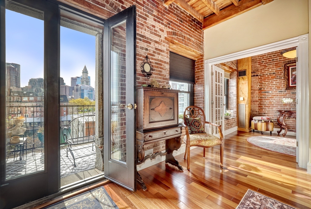 28-32 Atlantic Avenue, Unit 424 Boston, MA 02110 - Photo 26 of 38 a living room filled with furniture