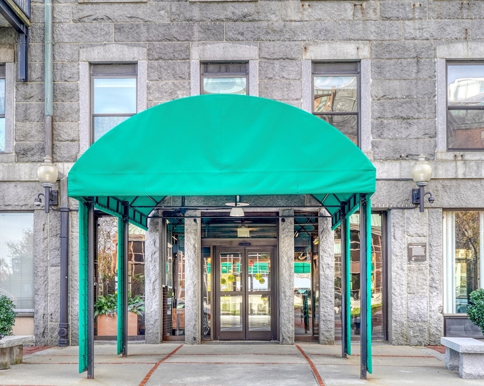 28-32 Atlantic Avenue, Unit 424 Boston, MA 02110 - Photo 4 of 38 a front view of a house with a garden