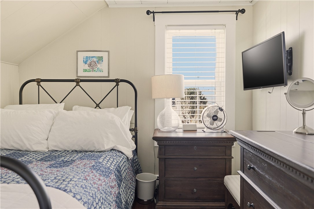 181 Center Avenue Middletown, RI 02842 - Photo 11 of 49