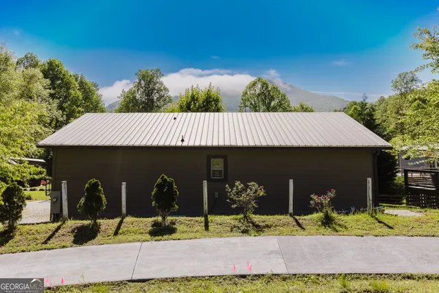 a view of a backyard