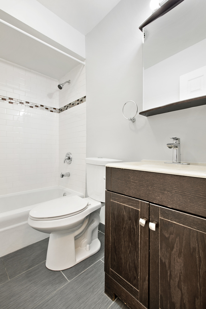 6201 North Kenmore Avenue, Unit 307 Chicago, IL 60660 - Photo 7 of 10 a bathroom with a toilet sink and shower