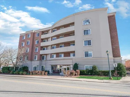 $599,995 | 242 Maple Avenue, Unit 302, Westbury, NY 11590