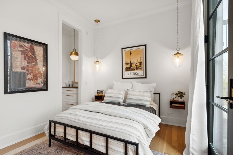 240 Raleigh Road Kenilworth, IL 60043 - Photo 29 of 71 a bedroom with a bed and a painting on the wall