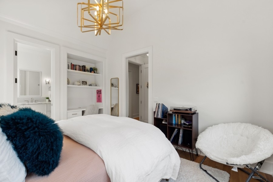 240 Raleigh Road Kenilworth, IL 60043 - Photo 44 of 71 a bedroom with a bed a table and chair