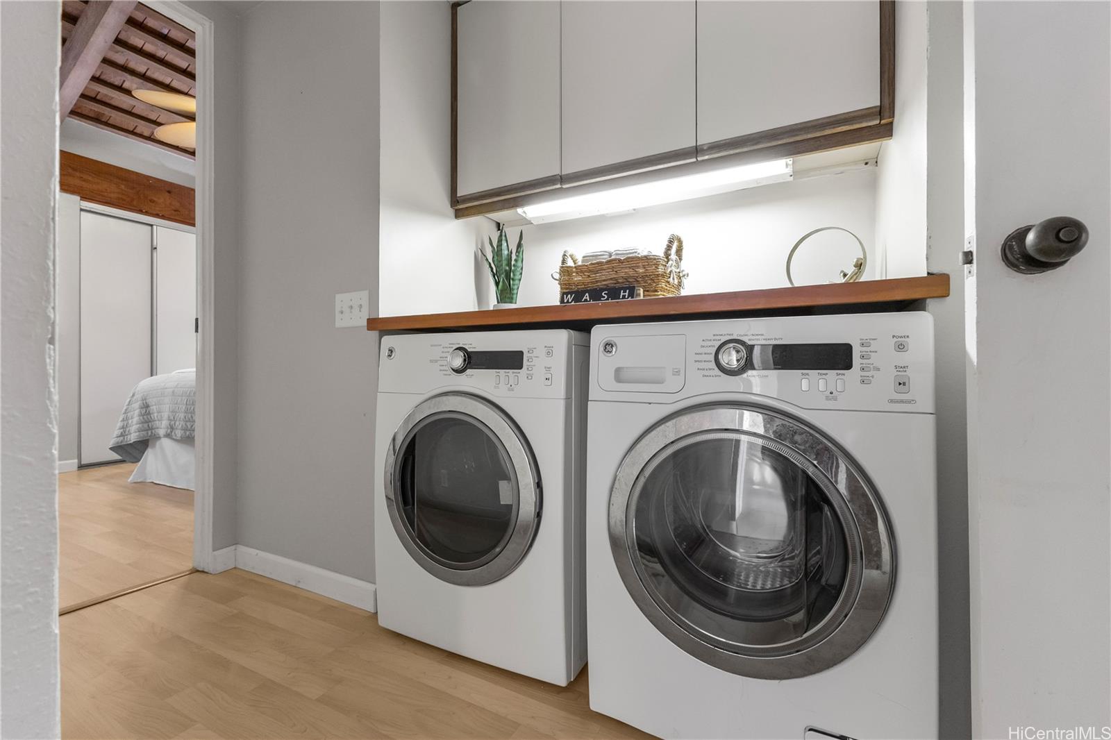 445 Kawailoa Road, Unit 8 Kailua, HI 96734 - Photo 17 of 25 a utility room with dryer and washer