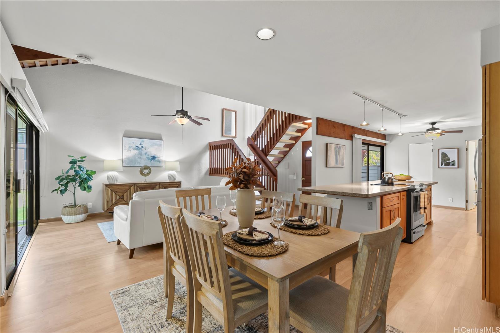 445 Kawailoa Road, Unit 8 Kailua, HI 96734 - Photo 7 of 25 a dining room with furniture and wooden floor