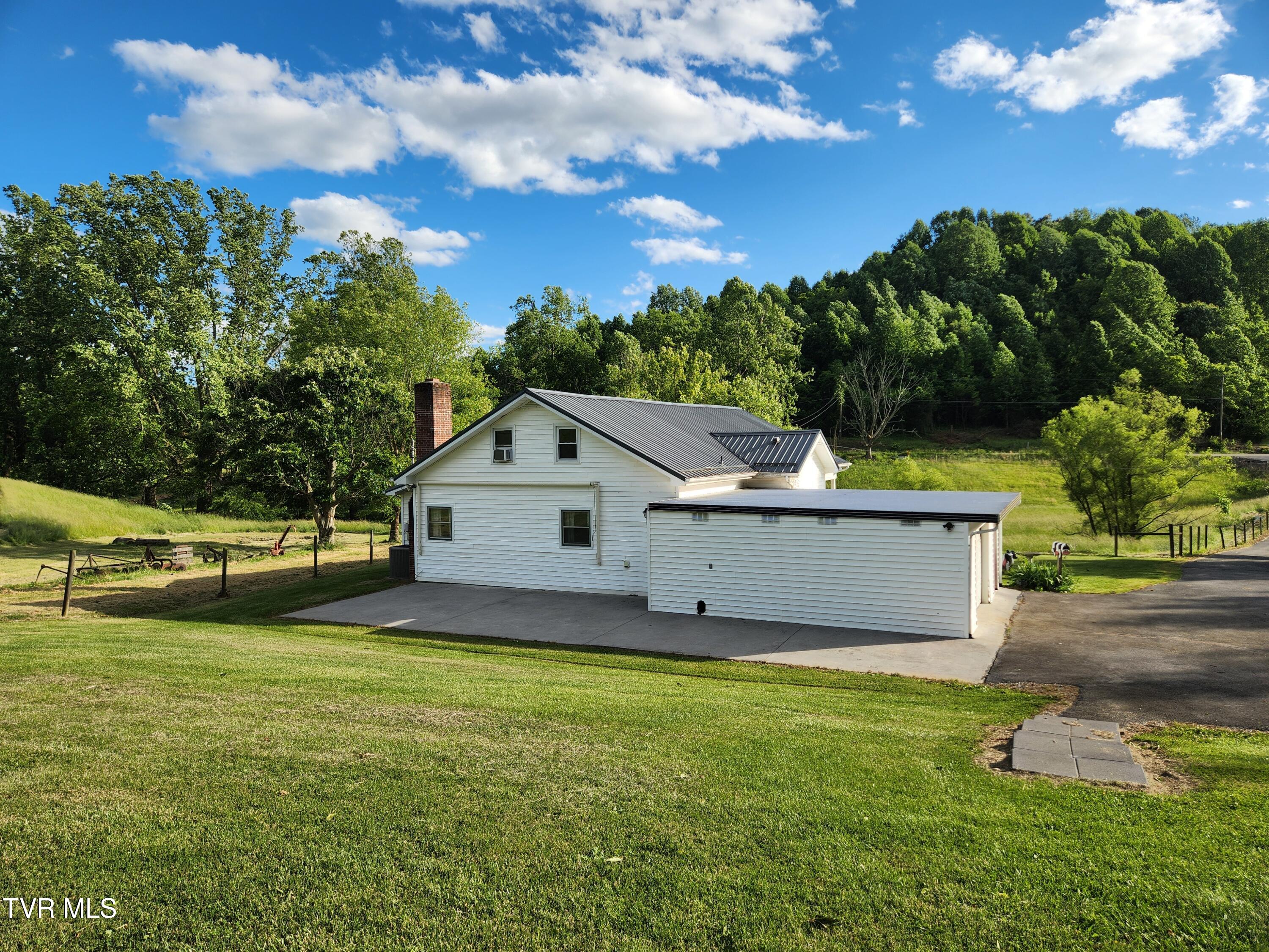 12075 Goose Creek Road Bristol, VA 24202 - Photo 11 of 71 20250523_183240