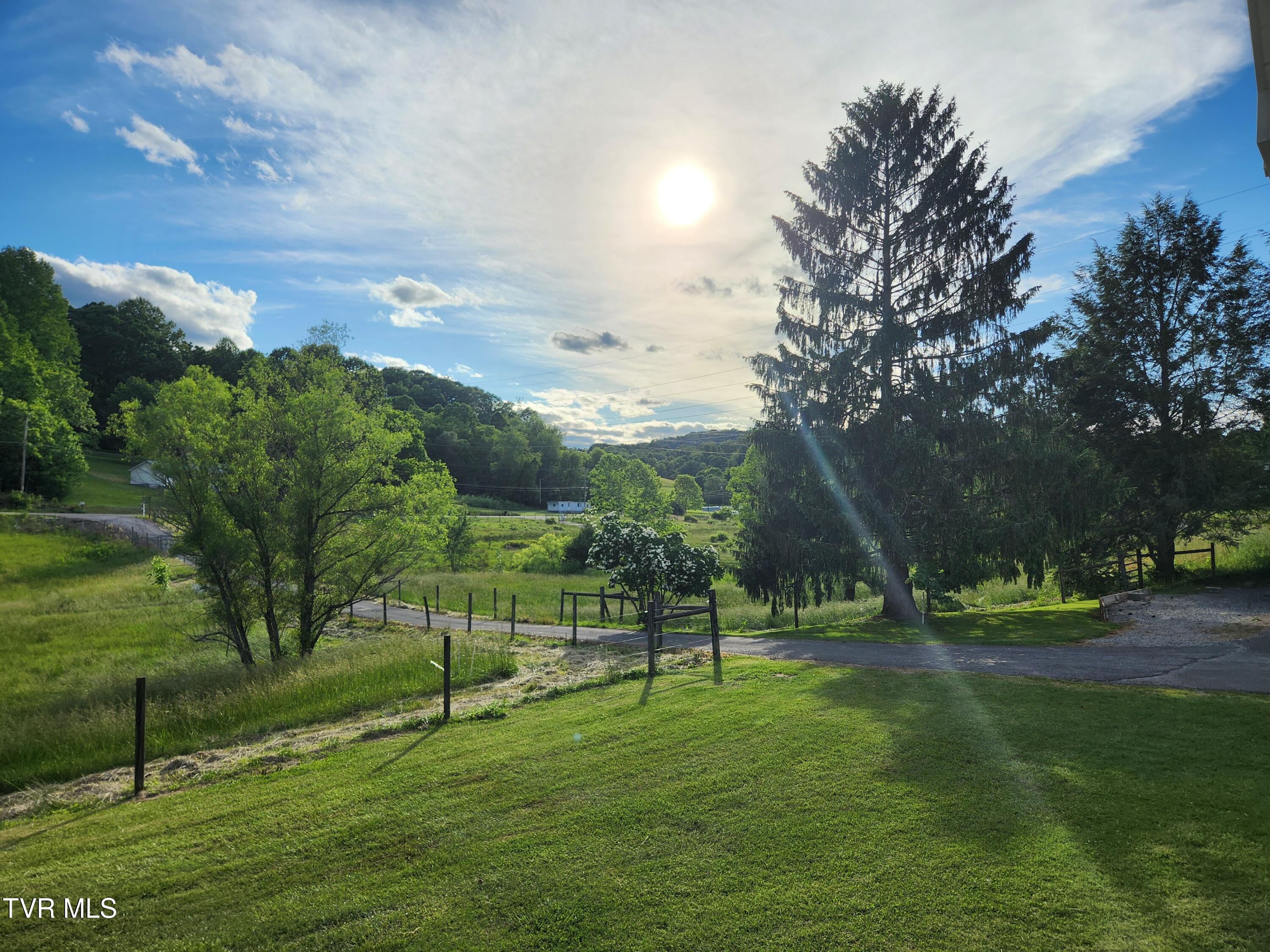 12075 Goose Creek Road Bristol, VA 24202 - Photo 3 of 71 20250523_184330