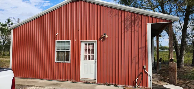a view of a house with backyard