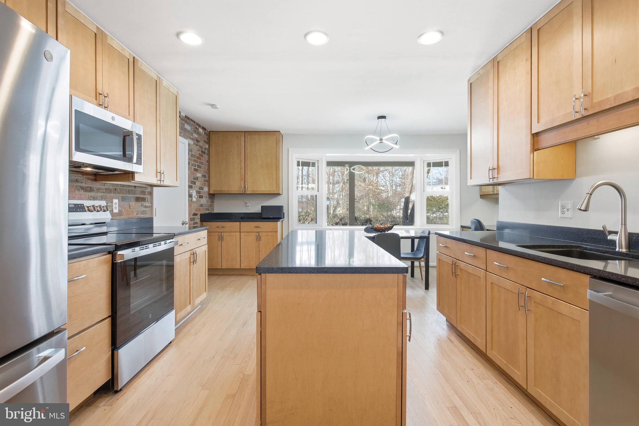 521 Creek Crossing Road Northeast Vienna, VA 22180 - Photo 12 of 63