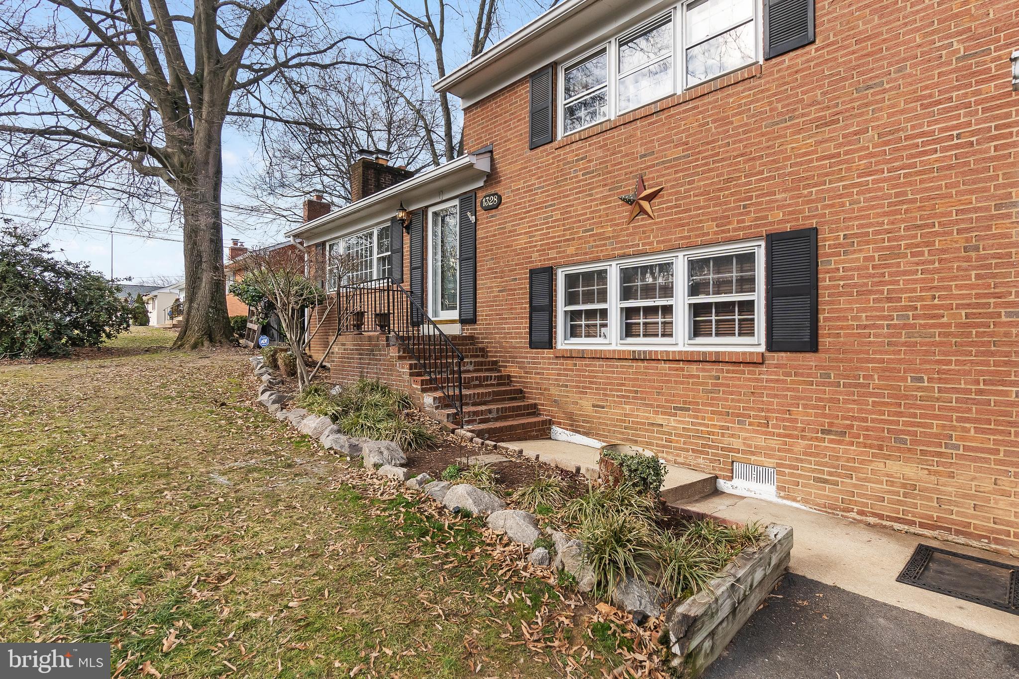 1328 Devils Reach Road Woodbridge, VA 22192 - Photo 5 of 46 Gallery Image 5