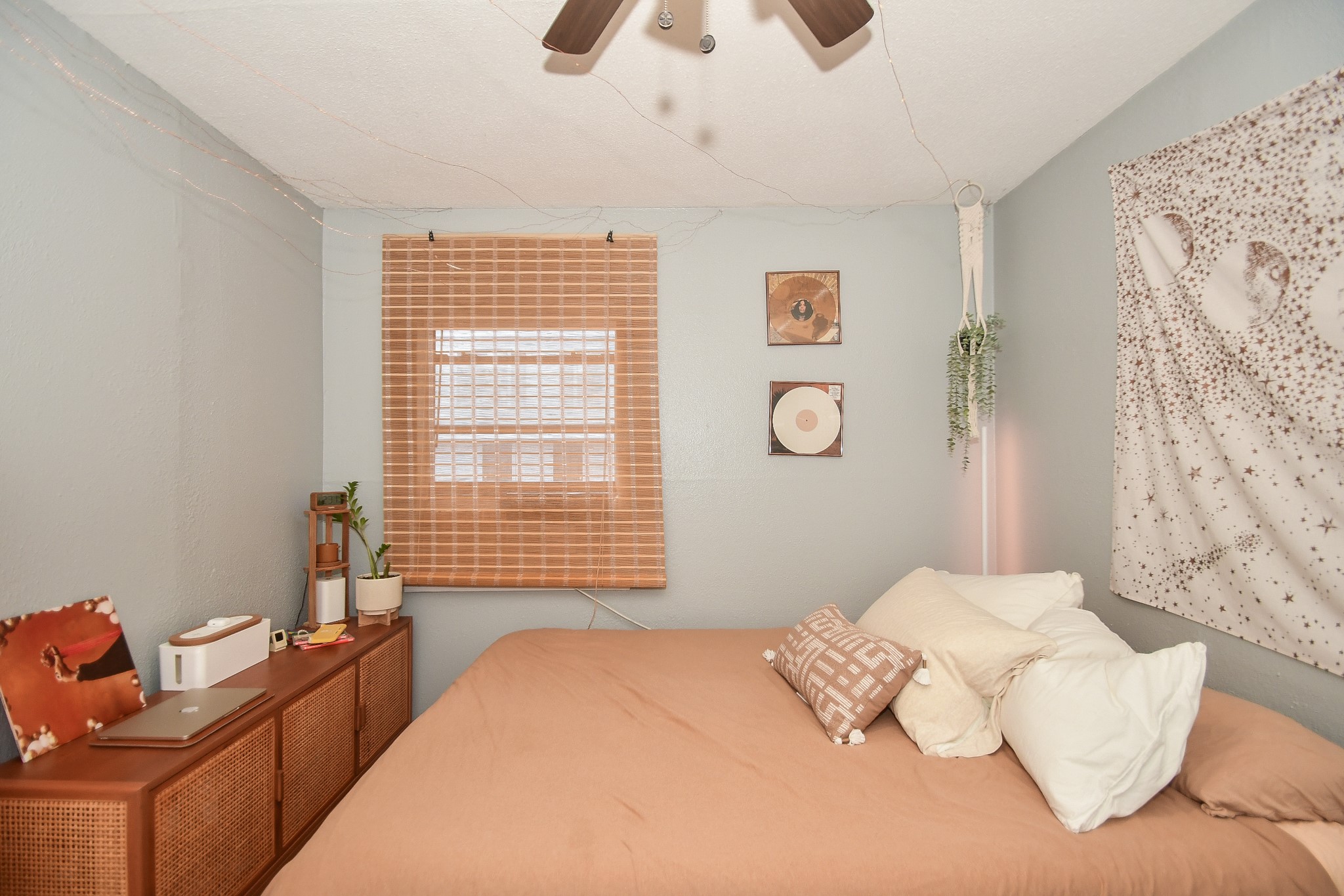 4623 Yupon Street, Unit 3 Houston, TX 77006 - Photo 11 of 18 a bedroom with a bed and a window