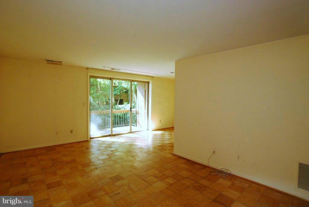 11 Cross Keys Road, Unit 11C Baltimore, MD 21210 - Photo 3 of 11 Living Room