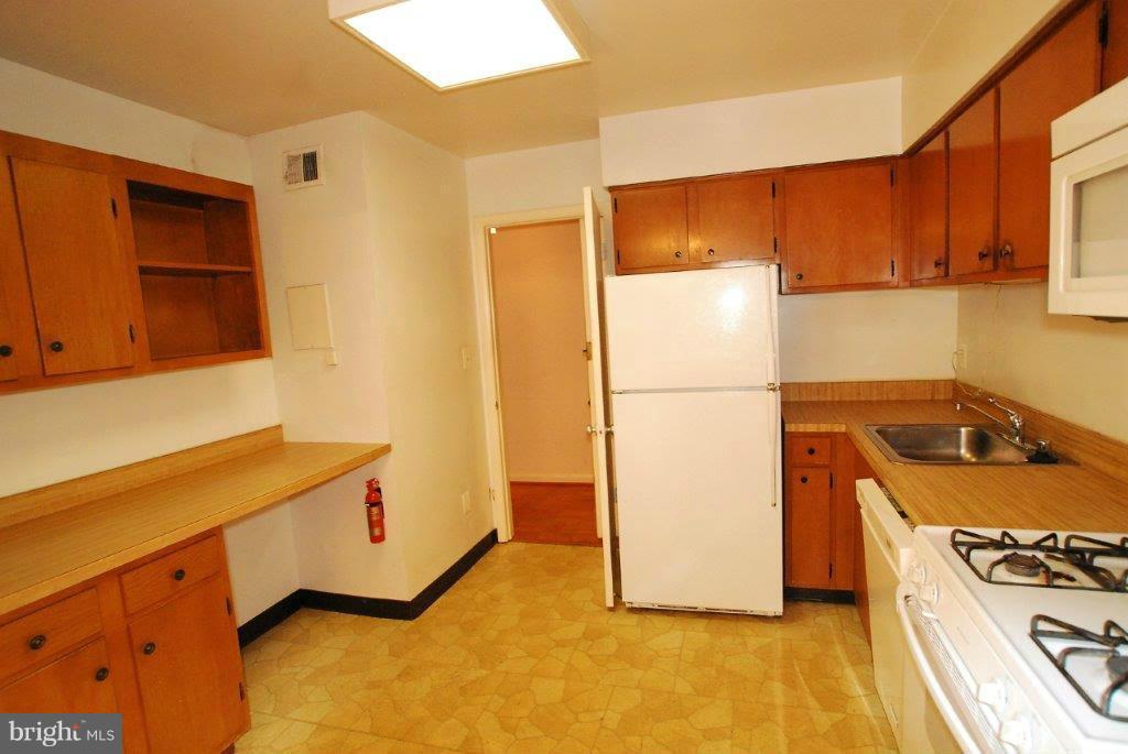 11 Cross Keys Road, Unit 11C Baltimore, MD 21210 - Photo 8 of 11 Kitchen