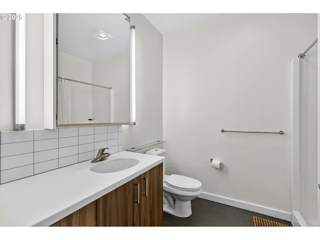 a close up view of a washer and dryer