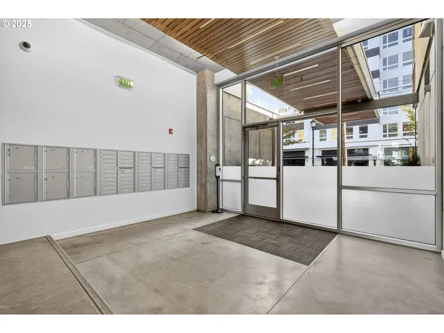 a view of entryway with a bike