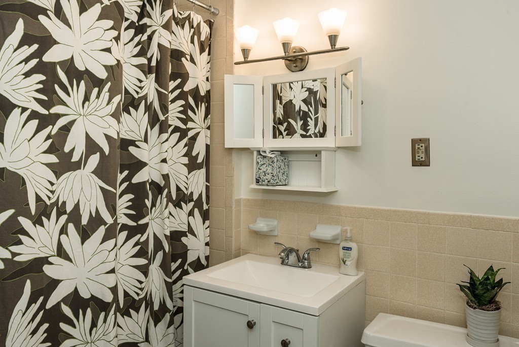 464 Commonwealth Avenue, Unit 38 Boston, MA 02215 - Photo 11 of 16 a bathroom with a toilet and sink