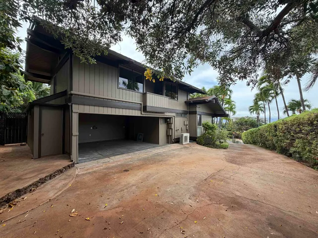 a view of a backyard