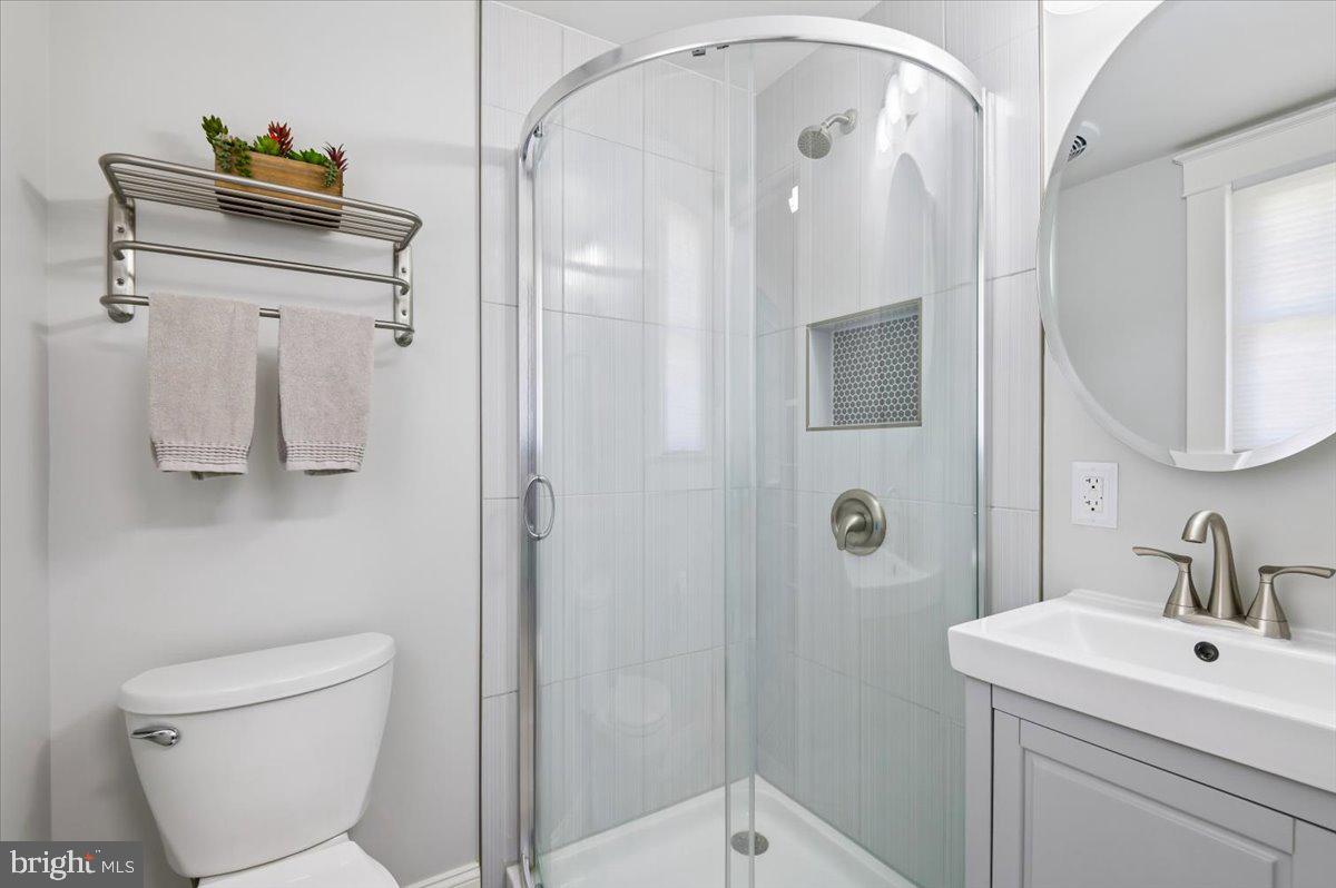 528 Murdock Road Baltimore, MD 21212 - Photo 22 of 56 Full bathroom (part of mud room)