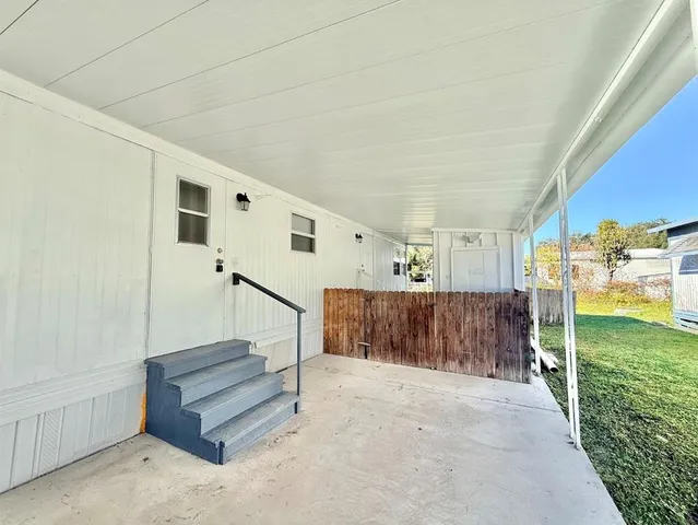 a view of entryway with a garden
