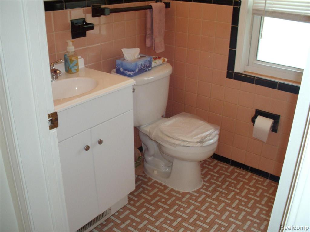 8651 Harding Center Line, MI 48015 - Photo 30 of 43