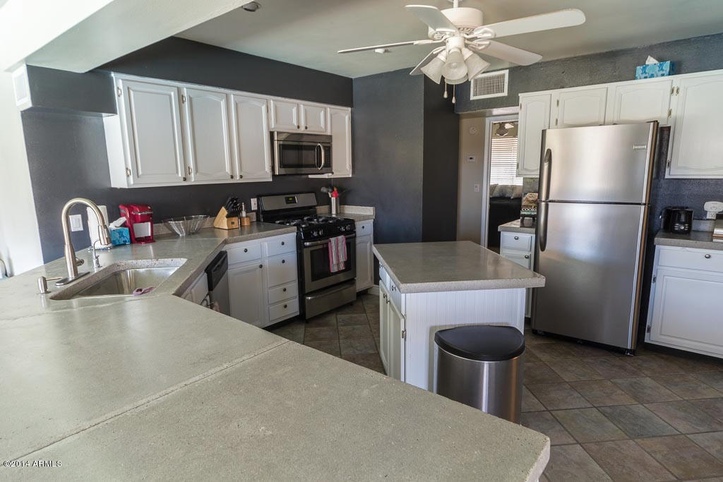 3128 East Cheery Lynn Road Phoenix, AZ 85016 - Photo 14 of 23 Kitchen