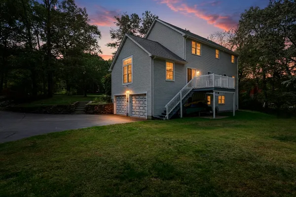 a view of a house with a yard