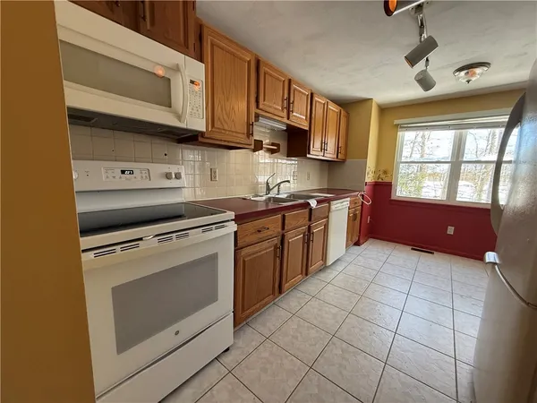 $323,000 | 351 New London Avenue, Unit 302, Warwick, RI 02886