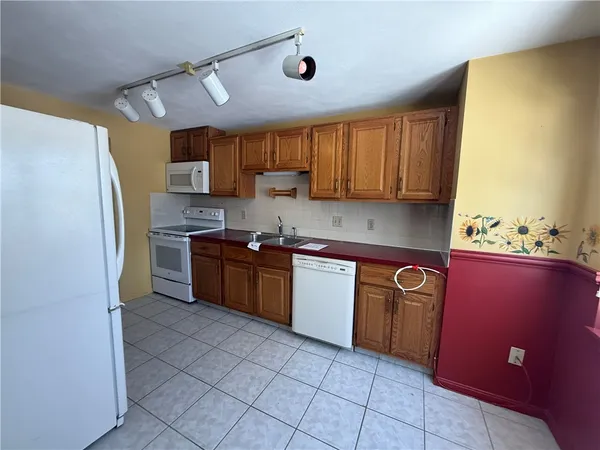$323,000 | 351 New London Avenue, Unit 302, Warwick, RI 02886