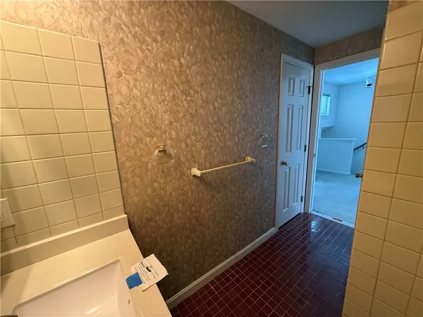 $323,000 | 351 New London Avenue, Unit 302, Warwick, RI 02886