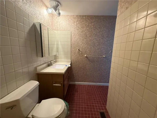 $323,000 | 351 New London Avenue, Unit 302, Warwick, RI 02886