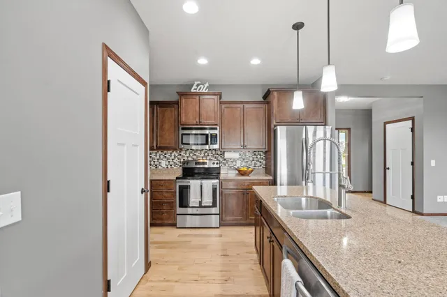 $550,000 | 20508 Hartford Way, Lakeville, MN 55044