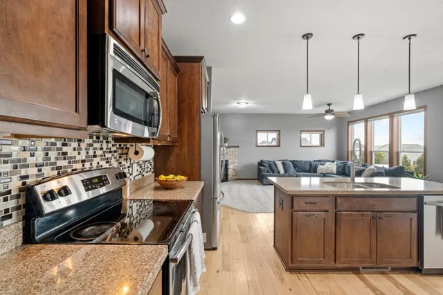 $550,000 | 20508 Hartford Way, Lakeville, MN 55044