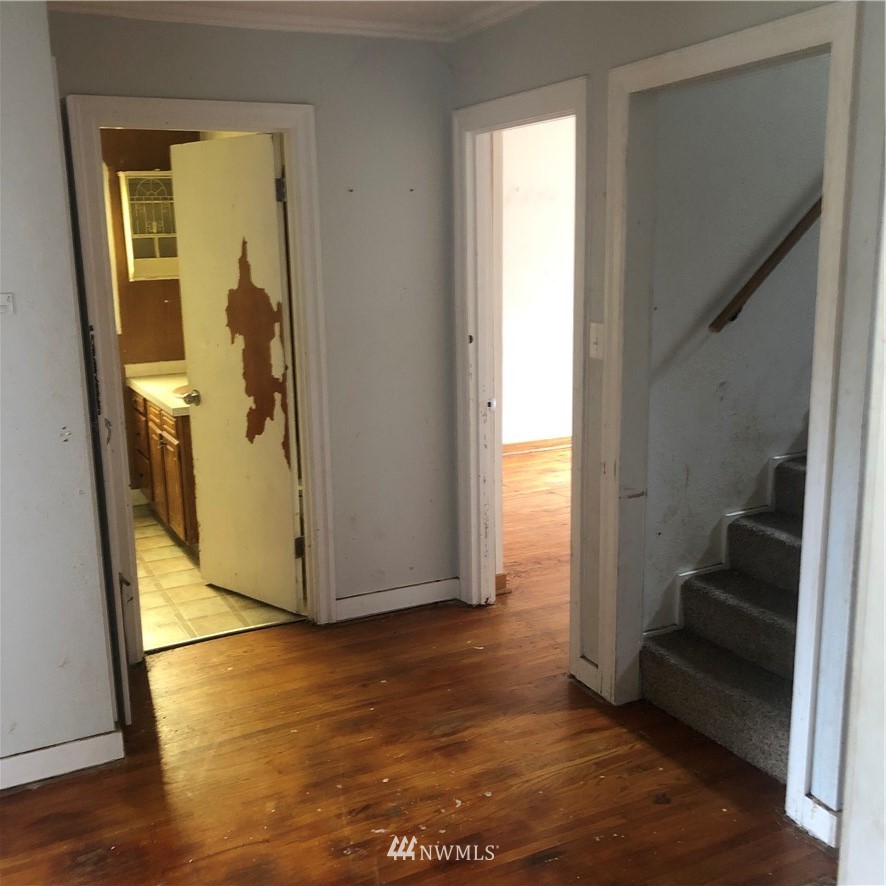 1311 McClellan Street Aberdeen, WA 98520 - Photo 11 of 29 a view of a hallway with wooden floor and windows