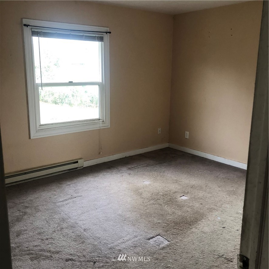 1311 McClellan Street Aberdeen, WA 98520 - Photo 12 of 29 an empty room with a window