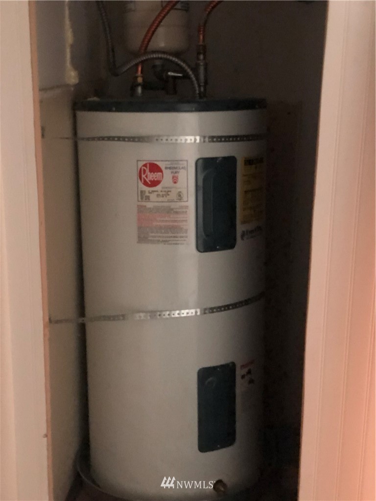 1311 McClellan Street Aberdeen, WA 98520 - Photo 26 of 29 a close view of water heater