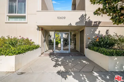 $799,000 | 10609 Bloomfield Street, Unit 305, Toluca Lake, CA 91602