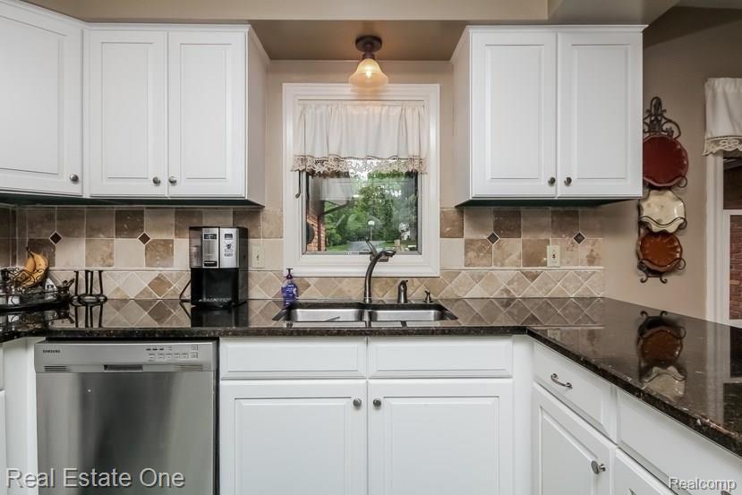 36245 West Lyman Road Farmington Hills, MI 48331 - Photo 9 of 38