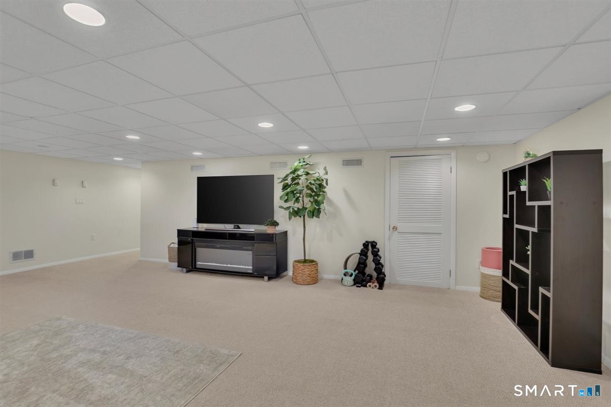 2 Cascade Road West Hartford, CT 06117 - Photo 24 of 33