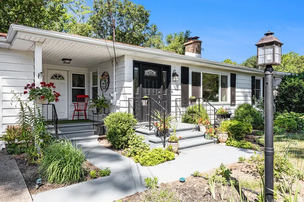 $549,900 | 208 South Barker Street, New Buffalo, MI 49117